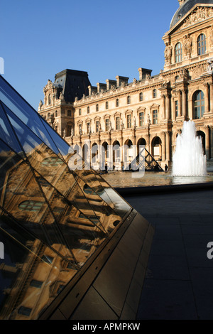 La pyramide de verre et l'Aile Richelieu du musée du Louvre Paris France Banque D'Images