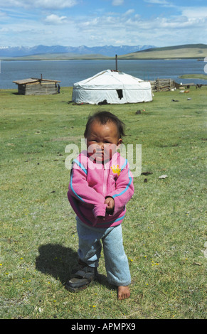 Portrait d'une yourte mongole près de l'enfant. Tsagaan Nuur somon. Numéro 2 de la Brigade. Dood Nuur Lake. Darhadyn terre humide. La Mongolie du Nord Banque D'Images