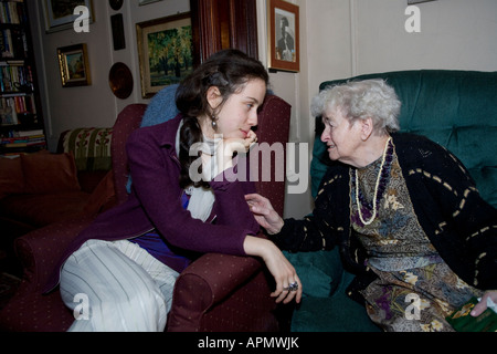 Femme de 92 ans énergique avec un jeune ami Banque D'Images