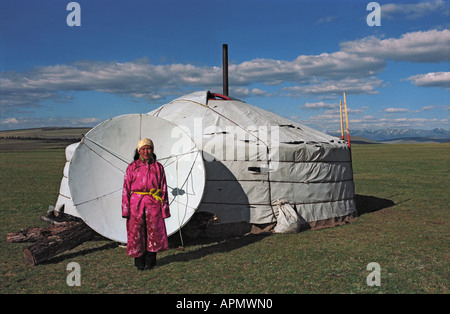 Fille mongole yourte d'habitation près de national. Tsagaan Nuur somon. Numéro 2 de la Brigade. La Mongolie du Nord Banque D'Images