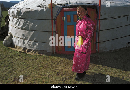 Fille mongole yourte d'habitation près de national. Tsagaan Nuur somon. Numéro 2 de la Brigade. La Mongolie du Nord Banque D'Images