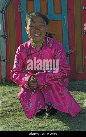 Fille mongole assis près de la porte d'une yourte d'habitation. Tsagaan Nuur somon. Numéro 2 de la Brigade. La Mongolie du Nord Banque D'Images