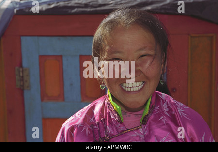 Fille mongole assis près de la porte d'une yourte d'habitation. Tsagaan Nuur somon. Numéro 2 de la Brigade. La Mongolie du Nord Banque D'Images