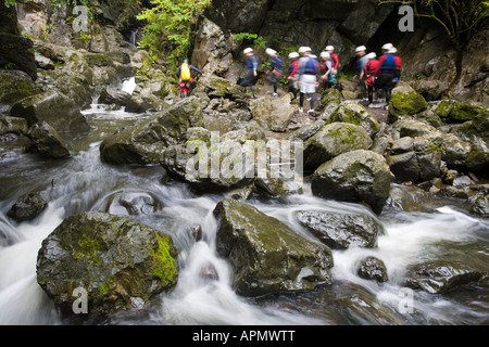 Gorgewalkers à Craig Y Ddinas cascades Parc national de Brecon Beacons Powys Pays de Galles Banque D'Images