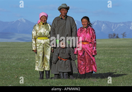 Famille mongole dans les vêtements nationaux appelé del. Tsagaan Nuur somon. Numéro 2 de la Brigade. La Mongolie du Nord Banque D'Images