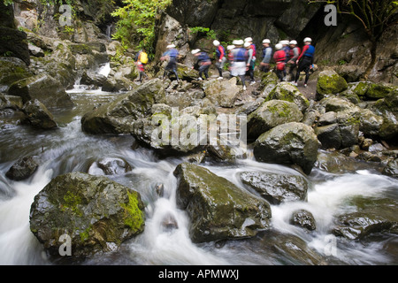 Gorgewalkers à Craig Y Ddinas cascades Parc national de Brecon Beacons Powys Pays de Galles Banque D'Images