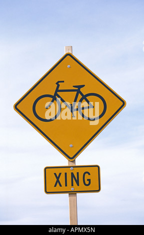 Location d'un panneau de passage à niveau sur une rue urbaine Banque D'Images