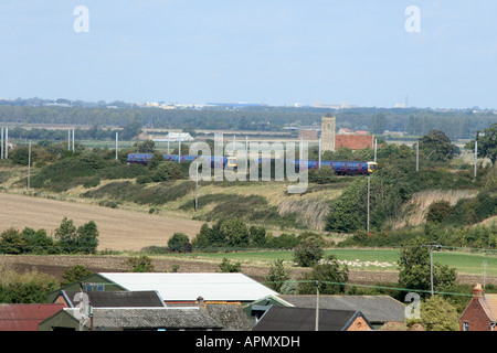 First Capital Connect deux trains de banlieue de se croiser sur la ligne côtière est à Woodwalton Cambridgeshire Banque D'Images