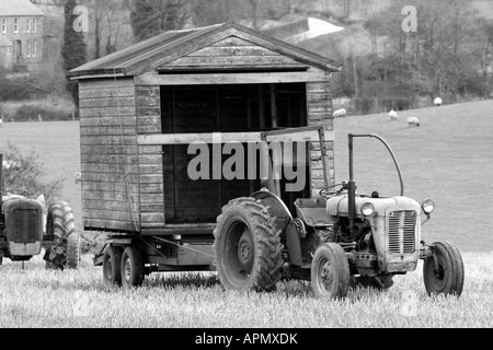 Les tracteurs et remorques de fortune dans la zone près de Katesbridge, comté de Down, Irlande du Nord Banque D'Images