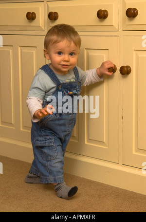 Bebe Garcon 10 Mois L Apprentissage De La Marche Sur La Tenue Aux Meubles Photo Stock Alamy