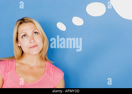 Femme avec bulle pensée Banque D'Images