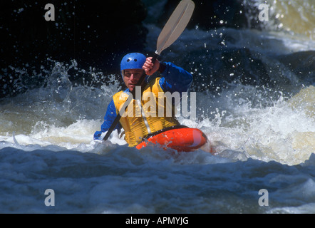 Kayak en eau vive sur Clear Creek, près de Golden Colorado Banque D'Images