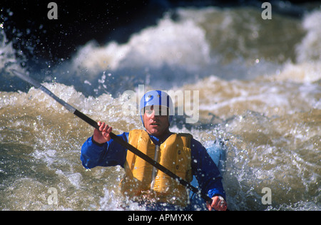 Kayak en eau vive sur Clear Creek, près de Golden Colorado Banque D'Images