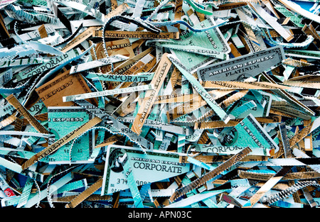 Cartes de crédit en plastique redondants déchiquetés à la poubelle Banque D'Images