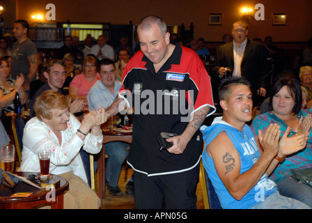 'Phil le pouvoir Taylor' un ancien champion du monde de fléchettes Banque D'Images