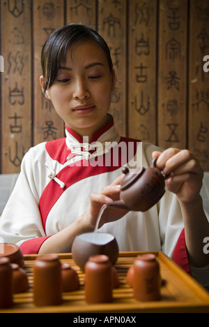 Serveuse Lin Lin Hou Hou-kouang sert le thé, maison de thé, Yueqing, Province de Zhejiang, Chine Banque D'Images