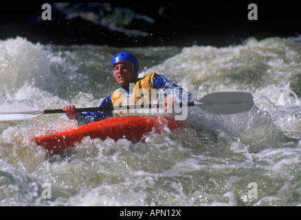 Kayak en eau vive sur Clear Creek, près de Golden Colorado Banque D'Images