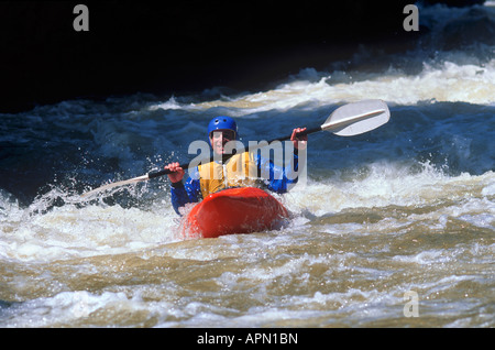 Kayak en eau vive sur Clear Creek, près de Golden Colorado Banque D'Images