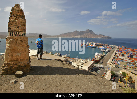 Un homme donne sur le port animé de Mindelo sur Sao Vicente dans l'archipel du Cap Vert Banque D'Images