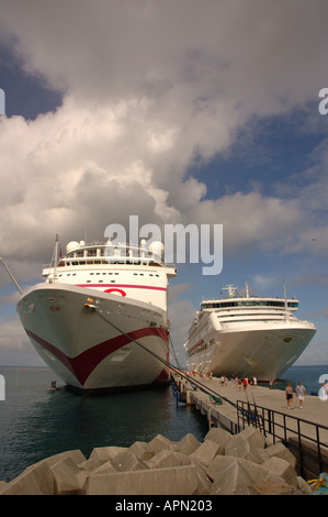 Les navires de croisière Ocean Village et Adonia à St Georges Grenada Banque D'Images