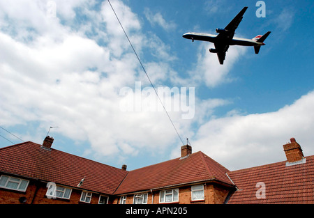 Un jet de British Airways arrive en terre à l'aéroport d'Heathrow sur maisons à Hatton près de Hounslow Banque D'Images