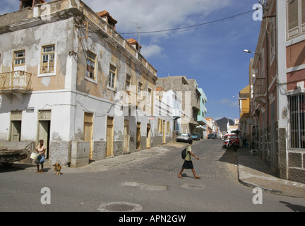 Scène de rue à Mindelo sur Sao Vicente dans l'archipel du Cap Vert Banque D'Images