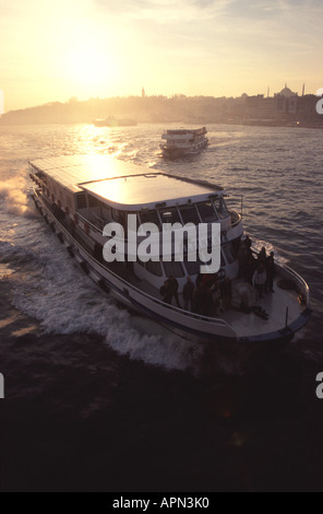 ISTANBUL, TURQUIE. Ferries de banlieue du Bosphore dans la Corne d'Or, vu depuis le pont de Galata. Banque D'Images