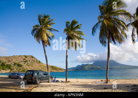 Cockleshell Bay à St Kitts dans les Caraïbes avec Nevis dans la distance Banque D'Images