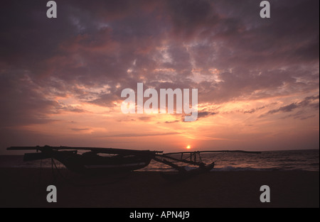 NEGOMBO, SRI LANKA. Coucher du soleil sur la plage de Negombo. L'année 2005. Banque D'Images