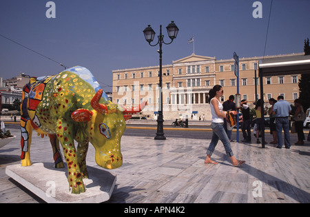 L'art Vache d'Athènes sur la place Syntagma avec le bâtiment du Parlement derrière Banque D'Images
