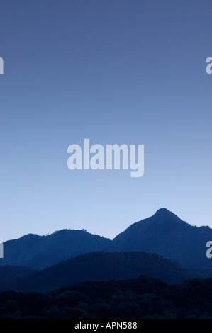 Les montagnes de l'intérieur de l'île grecque de Thassos dans la lumière bleue après le coucher du soleil Banque D'Images