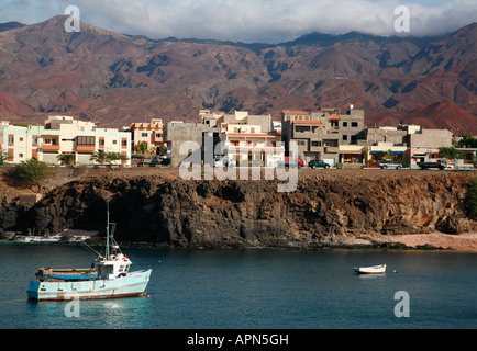 Port de Porto Novo avec les montagnes de Santo Antao derrière dans îles du Cap Vert Banque D'Images