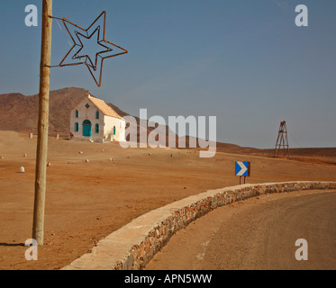 Décorations de Noël signe de route et de l'église peinte blanche dans la petite ville de da Pedra Lume sur le Sal dans les îles du Cap Vert Banque D'Images