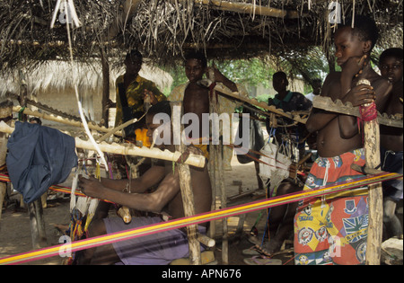 Les tisserands traditionnels kente tissu de coton coloré et cultivés localement à Kumasi au Ghana Banque D'Images