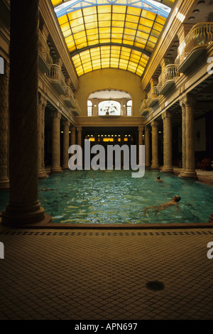 Intérieur de thermes Gellért sur les rives du Danube à Budapest Hongrie Banque D'Images