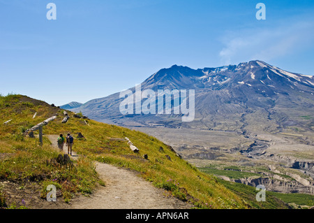 Deux femmes randonnée sur Boundary Trail près de Johnston Ridge Visitor Centre Mont St Helens Washington Monument Volcanique National Banque D'Images