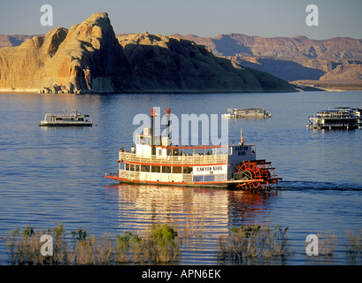 Un petit bateau à vapeur à aubes transporte les visiteurs dans une visite près de Wahweap Marina sur le Lac Powell Banque D'Images