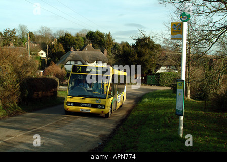 Les services de bus public communautaire composer une balade dans le Hampshire CANGO village de Little London England UK sud Banque D'Images