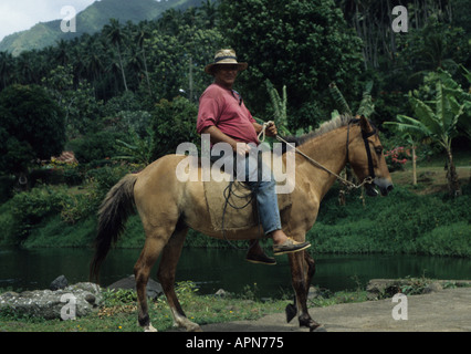 Cavalier au cheval de race introduite par l'espagnol à 18 c à Taipivai sur l'île de Nuku Hiva Marquises Polynésie Française Banque D'Images