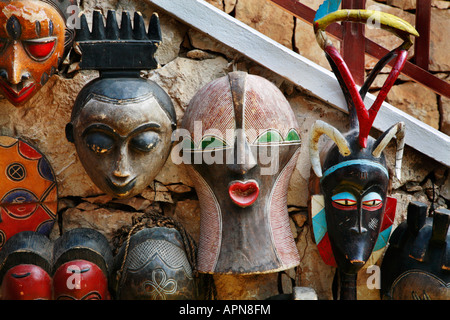 Les masques tribaux africains à vendre à l'extérieur d'une boutique au Cap Vert Banque D'Images