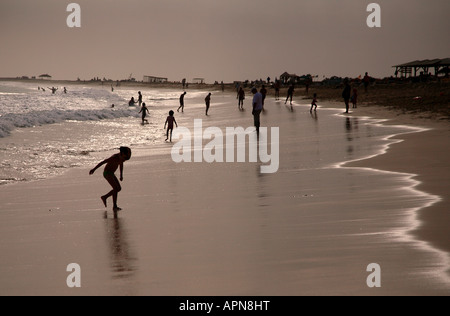 Les baigneurs en fin d'après-midi jouer dans le surf à la plage de Santa Maria sur l'île de Sal au Cap Vert Banque D'Images