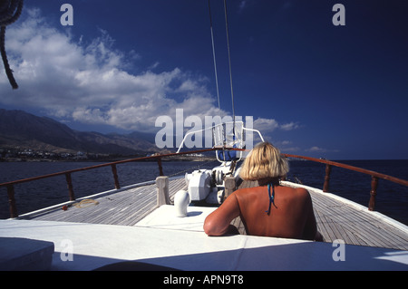 Le nord de Chypre. Une jeune femme sur une croisière gulet. La chaîne de montagnes de Kyrenia est visible sur la gauche. L'année 2005. Banque D'Images