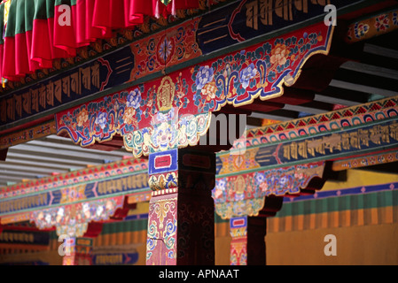 Poutres de soutien nouvellement peint TEMPLE TRANDRUK fondée par le roi SONGSTEN GAMPO au 7ème siècle LA VALLÉE DE YARLUNG TIBET Banque D'Images