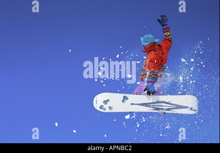 Snowboarder en plein vol aller. Banque D'Images