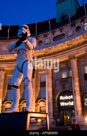 Europe Royaume-Uni Angleterre London County Hall 2007 crépuscule du robot Banque D'Images