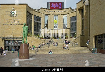 Le monument à l'ancien Premier ministre écossais Donald Dewar dans le haut de gamme de Buchanan Street à Glasgow. Banque D'Images