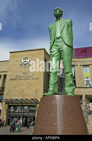 Le monument à l'ancien Premier ministre écossais Donald Dewar dans le haut de gamme de Buchanan Street à Glasgow. Banque D'Images