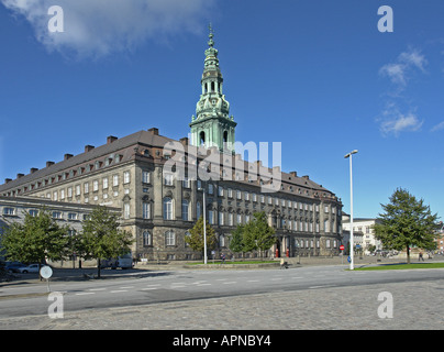 Palais de Christiansborg à Copenhague sur Slotsholmen vue de la Place du Palais à l'avant. Banque D'Images