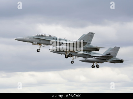 Deux Royal Australian Air Force F-18 Hornet les avions à réaction dans une formation le décollage. Vue de côté. Banque D'Images