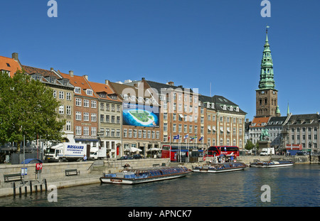 Gammel Strand à Copenhague Ville avec canal bateaux qui sur les passagers Banque D'Images